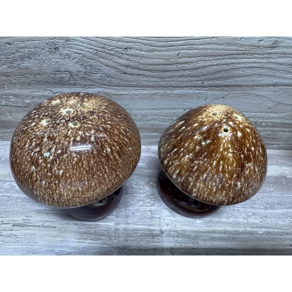 Vintage Hull Pottery Brown Drip Glaze Mushroom Salt & Pepper Shaker Set USA